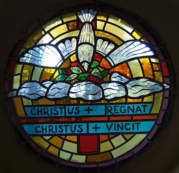 Helligåndsduen. CHRISTUS REGNAT, CHRISTUS VINCIT (Kristus hersker, Kristus sejrer). Glasmosaik fra Skt. Josefs Kirke, Hindenburg/Zabrze, Øvreschlesien, Polen.